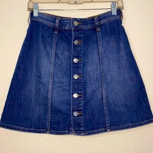 Henry & Belle button front denim skirt. Size 26.